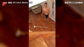 室友發現被偷拍，尷尬丟下拖把。