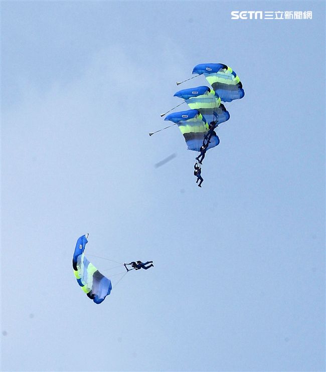 空軍嘉義基地營區開放「航空嘉年華」。（記者邱榮吉/攝影）