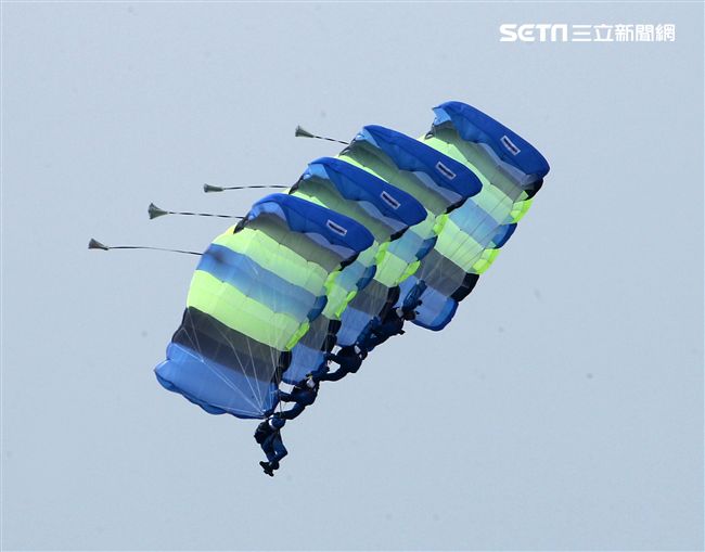 空軍嘉義基地營區開放「航空嘉年華」。（記者邱榮吉/攝影）