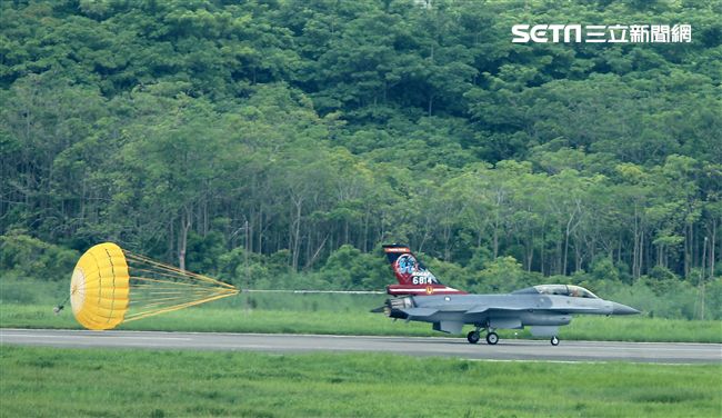 空軍嘉義基地營區開放「航空嘉年華」。（記者邱榮吉/攝影）