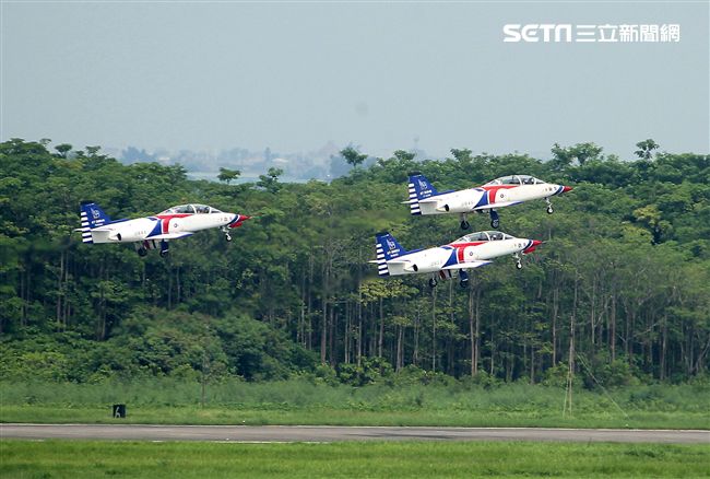 空軍嘉義基地營區開放「航空嘉年華」。（記者邱榮吉/攝影）