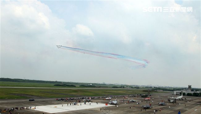空軍嘉義基地營區開放「航空嘉年華」。（記者邱榮吉/攝影）