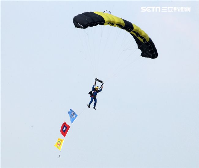 空軍嘉義基地營區開放「航空嘉年華」。（記者邱榮吉/攝影）