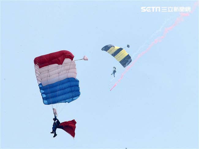 空軍嘉義基地營區開放「航空嘉年華」。（記者邱榮吉/攝影）