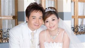 資深演員孟飛跟小他20歲的老婆。(翻攝臉書)