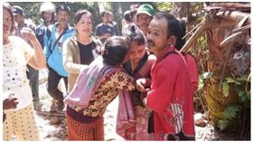 印尼一名巫醫綁架監禁女子長達15年，警方5日救出女子。（圖／擷取自Serambinews網站）