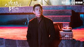 王柏傑飾演的丁邵恩在海邊獨自替張亮(曹佑寧飾)慶生。（圖／歐銻銻娛樂提供）