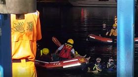 新北,萬里漁港,落海,開車入海,吵架,自殺（圖／翻攝畫面）