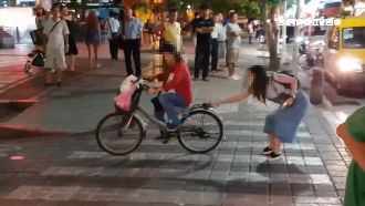 紅衣婦飆罵三字經！警怒吼制止被讚爆