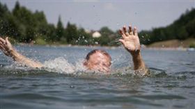 溺水、溺斃（示意圖／翻攝自pixabay）