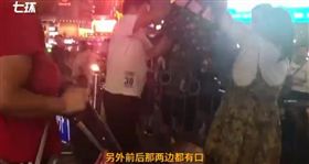 河南,護欄,闖馬路,天橋,嬰兒車（圖／翻攝自澎湃新聞）