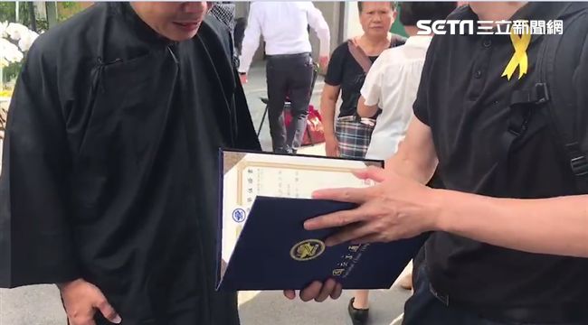 交大才子遭撞死　父淚替兒領畢業證書