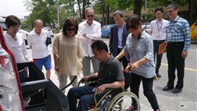 花蓮增車輛多元服務　緩解偏鄉身障者需求花蓮縣政府社會處計畫今年將復康巴士增至20輛，再配合長照巴士13輛，並提供愛心計程車等，共同協助解決身心障礙者「行」的需求。中央社記者李先鳳攝　107年8月6日