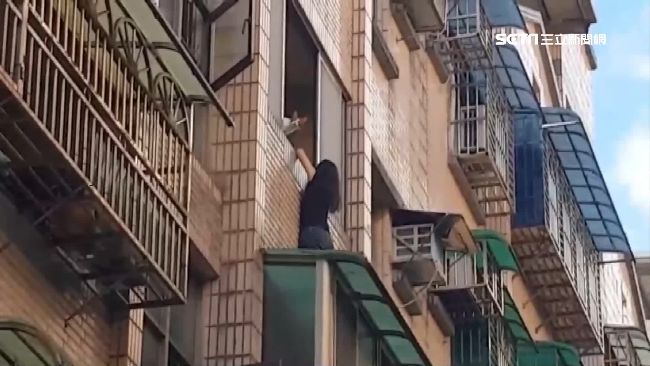 為救愛貓！懼高女受困公寓4樓遮雨棚