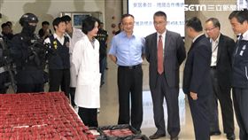 內政部長徐國勇前來刑事局盼發茶葉給有功人員（楊忠翰攝）