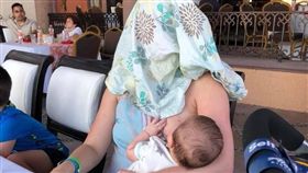 美國媽媽餵母乳，用衣物蓋住臉回擊外界攻擊。（圖／翻攝自Carol Lockwood臉書）