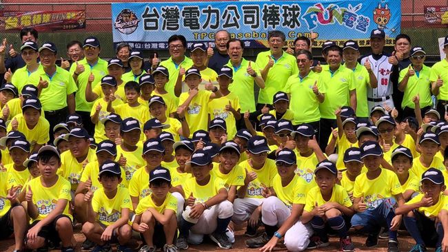 台電棒球FUN電營　國手教導小球員