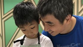 學童親手作蛋糕送老爸　提前慶祝父親節（2）新竹縣竹東鎮公所主辦的「哈客烘焙夏令營」，2日由老師帶領多位小學生，手作美味小蛋糕，並邀爸爸一起參加，提前慶祝父親節。中央社記者魯鋼駿攝　107年8月2日