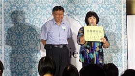 柯文哲辦婦女見面會　民進黨里長現身力挺台北市長柯文哲（後左）拚連任，競選辦公室5日下午在內湖舉辦KP Ladies見面會，並提前幫他過生日，民進黨籍里長邱碧珠（後右）也現身力挺。中央社記者梁珮綺攝　107年8月5日