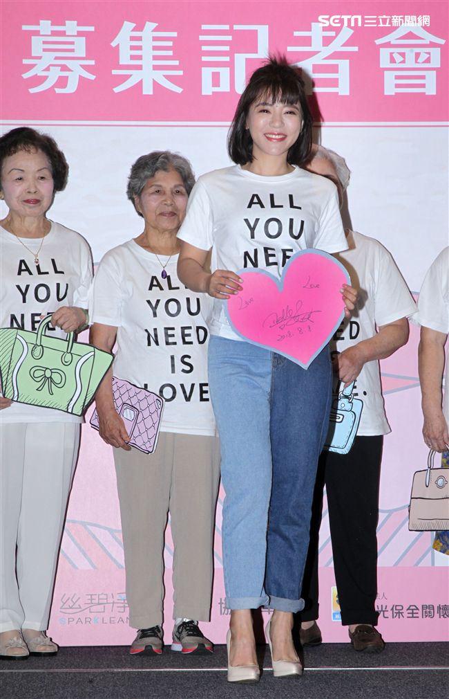 丁噹攜手銀髮族為愛募集二手衣包一起做公益。（記者邱榮吉/攝影）