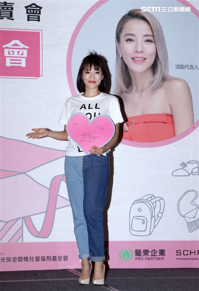 丁噹攜手銀髮族為愛募集二手衣包一起做公益。（記者邱榮吉/攝影）