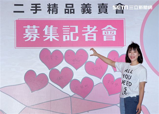 丁噹攜手銀髮族為愛募集二手衣包一起做公益。（記者邱榮吉/攝影）