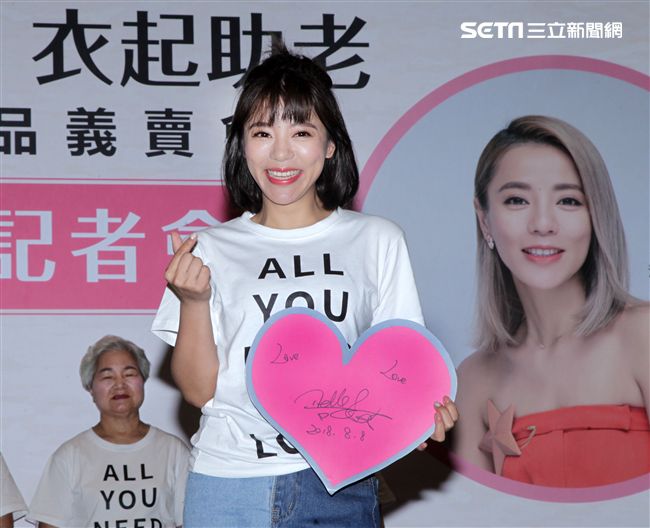 丁噹攜手銀髮族為愛募集二手衣包一起做公益。（記者邱榮吉/攝影）