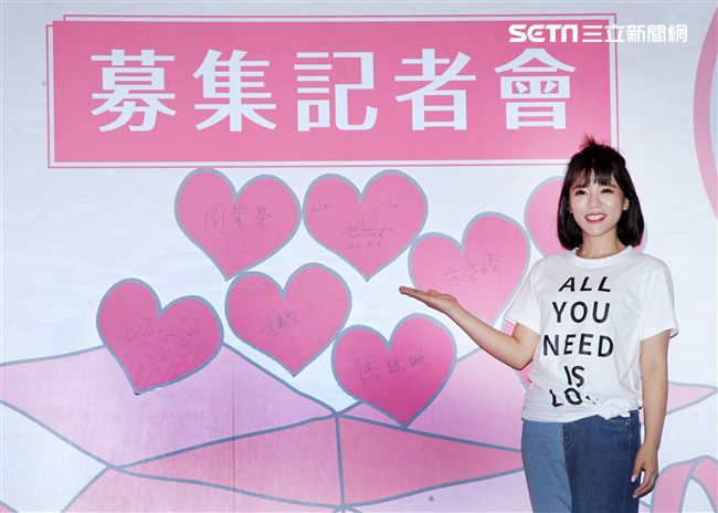 丁噹攜手銀髮族為愛募集二手衣包一起做公益。（記者邱榮吉/攝影）