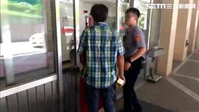 王男隨機推倒騎單車的老婦，警方循線前往住處逮人，王男聲稱自己長期有幻聽症狀，警方除將他依社維法函送法辦外，還將他送往松德院區治療（翻攝畫面）
