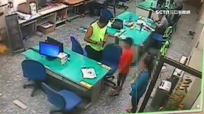 母被查獲槍毒　十歲童帶弟赴警局申冤