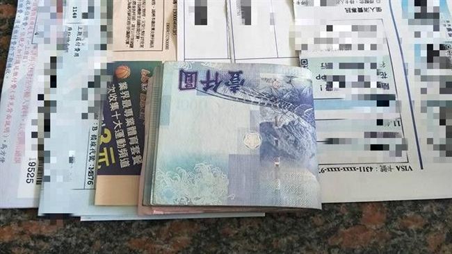 父親節收到7帳單　他噴厚磚千鈔付清