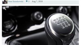 怎麼開？屁孩搶手排車卻不會開　落荒而逃被逮　圖／翻攝自motorauthority