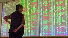 台股強勢突破10900點雖然美股下跌，但台積電美國存託憑證（ADR）大漲，激勵20日台積電及台股跳空開高，指數站上10900點，蘋概股表現凸出，週線可望收出連2紅。中央社記者董俊志攝　107年7月20日