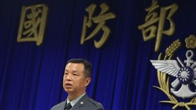 國防部例行記者會（2）國防部2日召開「已退軍職人員退除給與重新計算通知說明」暨「國防知性之旅-空軍志航基地107年營區開放活動」記者會，國防部發言人陳中吉出席記者會。中央社記者吳家昇攝  107年7月2日