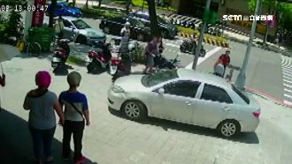 惡駕駛下車打人遭阻　惱羞開車撞人群