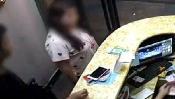 嫌網婆本人差很大　他啪完偷手機補償