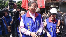 總統蔡英文出席三軍六校畢業典禮，場外抗議蔡英文下台，統促黨張安樂。 （圖／記者林敬旻攝）