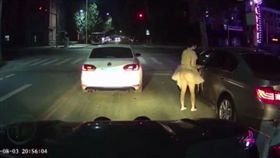 女駕駛屁股全都露。（圖／翻攝微博）