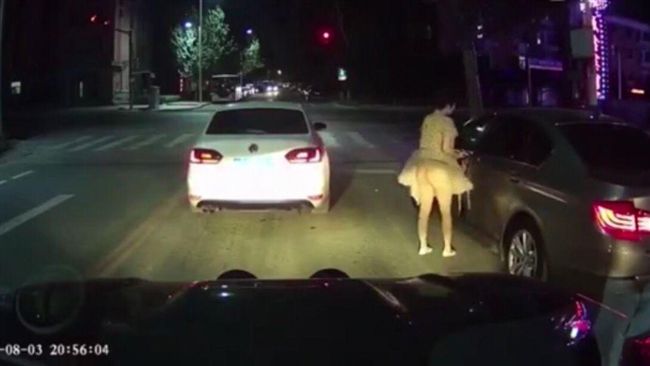 女駕駛被風出賣　沒穿內褲下體全都露