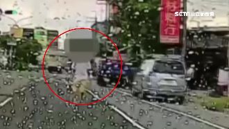 台南驚見砍車怪客　持刀隨機襲過路車