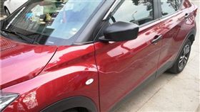 遭刮傷的車。（圖／翻攝現代快報）