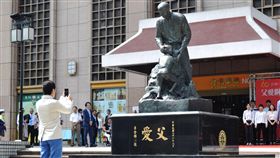 台北火車站前父愛銅像重整　父親節宣告落成