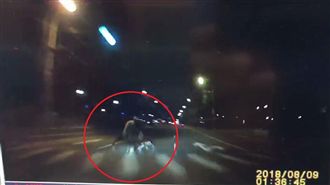 老翁騎單車遭轎車撞飛　撞擊畫面曝光