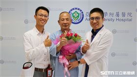 王姓病患感謝亞大醫院心臟外科主任劉殷佐（右）與心臟檢查室主任張育晟（左）極力搶救撿回一命。（圖／亞大醫院提供）