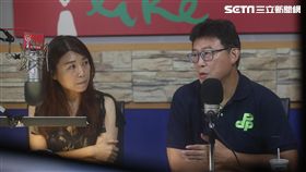 姚文智接受廣播專訪（1）民進黨台北市長參選人姚文智（右）9日在台北，接受中廣蘭萱時間專訪，暢談競選策略。左為主持人蘭萱。中央社記者吳家昇攝  107年8月9日