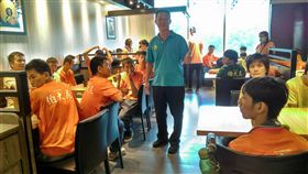 熱心所長鍾春明　請伯大尼院生吃好料