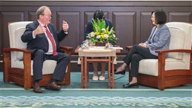 蔡英文總統9日上午接見「歐洲議會」議員、「泛歐自由黨派聯盟」主席范巴倫（Hans van Baalen）夫婦暨公子。（圖／總統府提供）