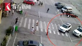 大陸湖北高速公路服務區發生一起意外事件，一名女童日前蹲在一輛車前綁鞋帶，不料汽車駕駛沒看到，直接碾壓過去，所幸女童送醫搶救後脫離險境。對此，駕駛則表示，他上車前已經檢查過周圍了。（圖／翻攝自看看新聞）