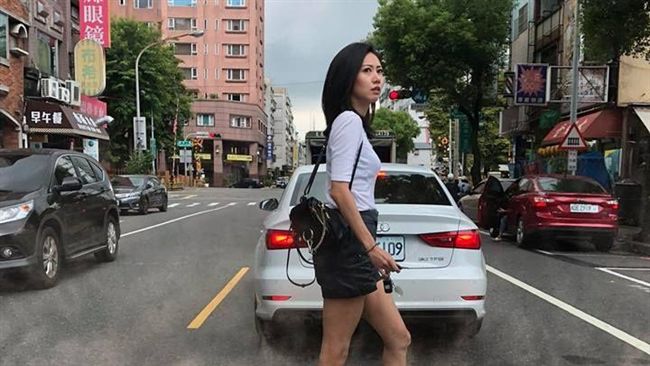 正妹違規過馬路　網：妳真的很危險！