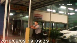 嫌犯拒捕撞警車　警掏槍喝斥嚇到自首